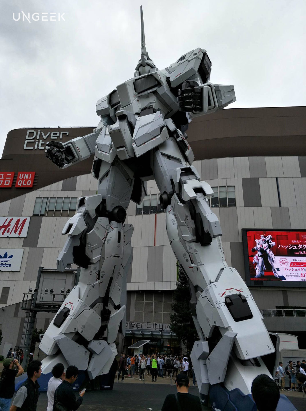 unicorn gundam statue